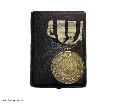 Hohenzollern, Fürstlicher Hausorden (3. Modell), Goldene Ehrenmedaille (2. Ausgabe), im Verleihungsetui