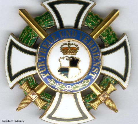 Hohenzollern, Fürstlicher Hausorden (3. Modell), Ehrenkreuz I. Klasse mit Schwertern