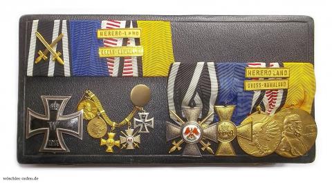 Preußen, Roter-Adler-Orden (5. Modell), IV. Klasse mit Schwertern (2. Ausgabe), an 4er Ordensschnalle, dazu Ordensbänderschnalle, Miniaturkettchen usw.