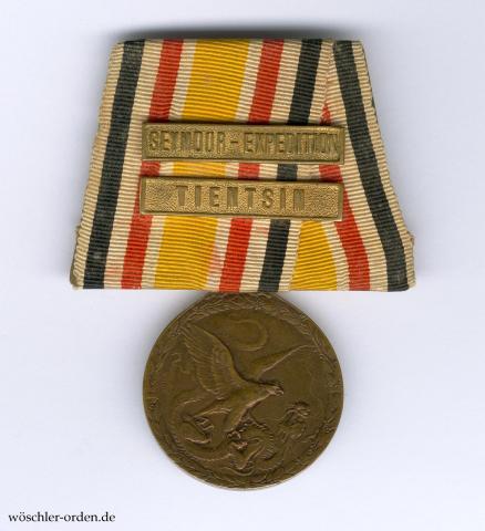 Deutsches Reich, China-Denkmünze in Bronze, mit Gefechtsspangen TIENTSIN und SEYMOUR-EXPEDITION, an 1er Ordensschnalle