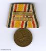 Deutsches Reich, China-Denkmünze in Bronze, mit Gefechtsspangen TIENTSIN und SEYMOUR-EXPEDITION, an 1er Ordensschnalle